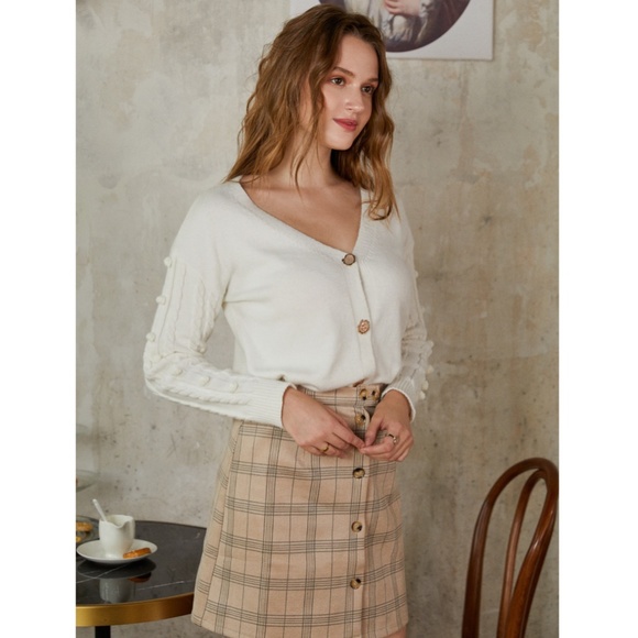 🎥 White Pom Pom Detail V-Neck Button Cardigan - Picture 14 of 17